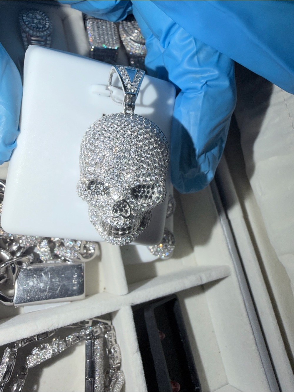 Sterling Silver Skull Pendant with 8cts of black and clear moissanite - Picture 7 of 7